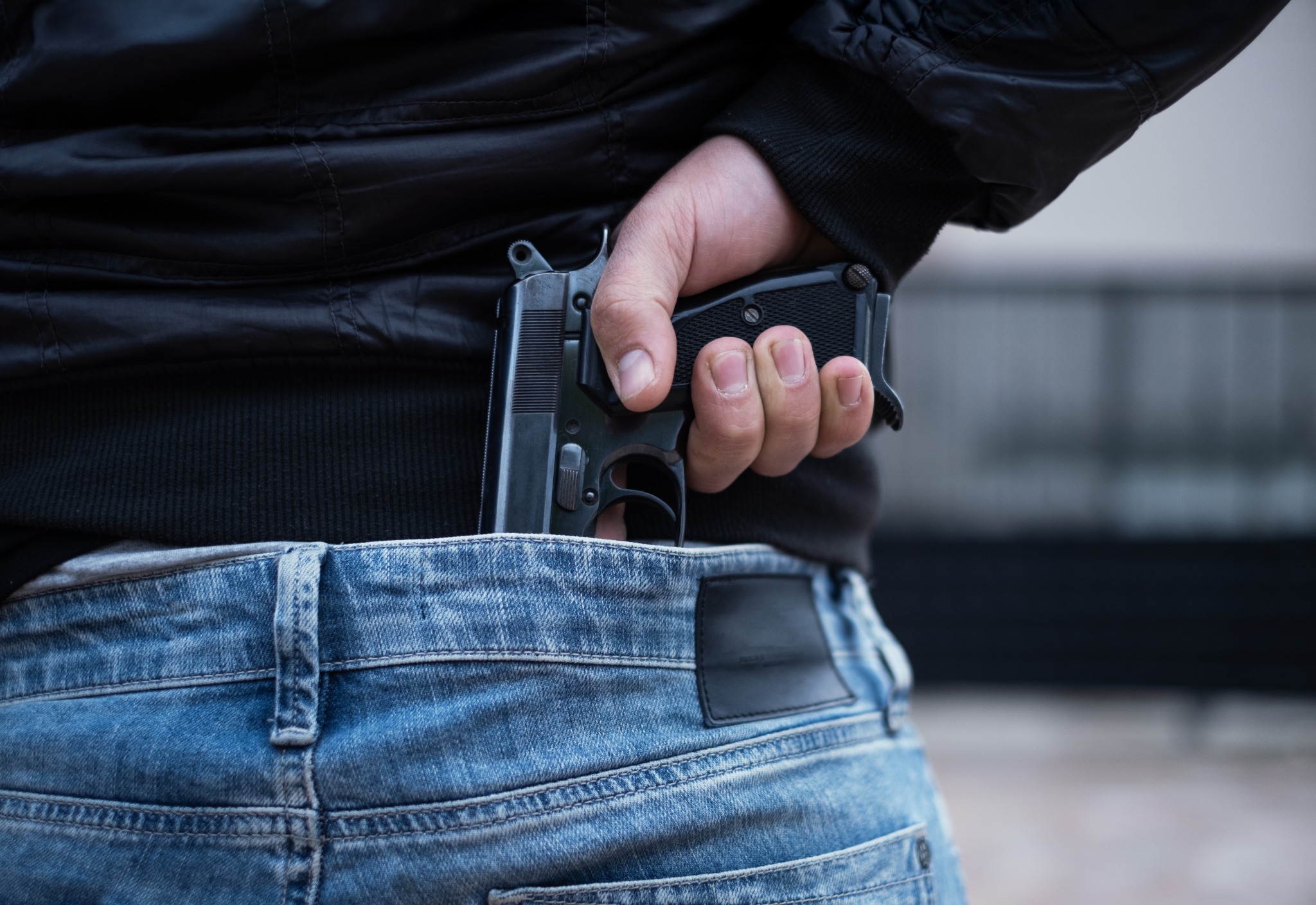 Hand mit Pistole im Hosenbund - mahiruysal - iStockphoto.com
